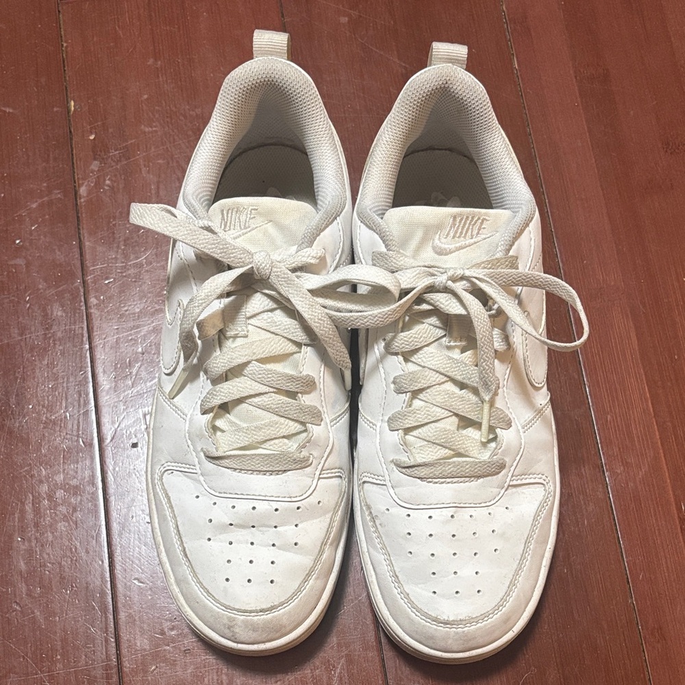 Nike Off-White/Beige Low-Top Sneakers